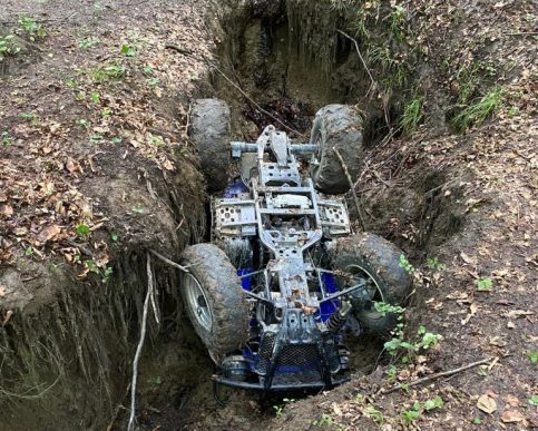 PERSOANĂ RĂNITĂ ÎN PĂDUREA GORGOTA, DUPĂ CE UN ATV S-A RĂSTURNAT PESTE EA. SOSEȘTE ȘI ELICOPTERUL SMURD