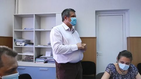 Conf.univ.dr.Laurențiu Belușică a fost prezentat de către primarul orașului Găești, Gheorghe Grigore, într-un cadru restrâns cu medicii de la Spitalul Găești, păstrându-se măsurile ce se impun în starea de alertă COVID-19.