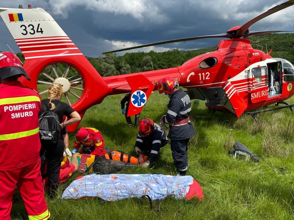 Pompierii dâmbovițeni  intervin în zona pădurii Gorgota, de unde au primit un apel prin 112 care i-a anunţat că o persoană este accidentată de un ATV  căzut peste ea.