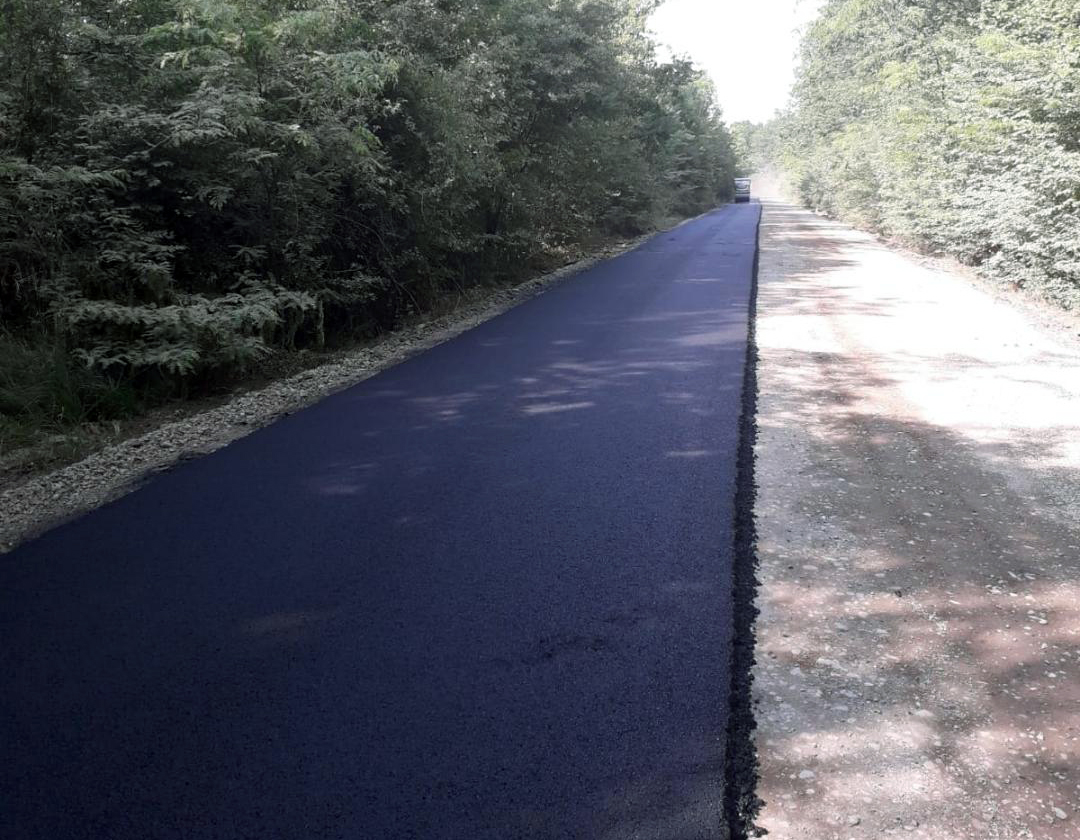 În ultimele săptămâni, drumarii de la LDP Dâmbovița au lucrat în ritm susținut și au finalizat 1,5 km covor bituminos în Cobia pe DJ 702E Mislea – Ungureni. Această investiție face parte din cadrul programului de reparații și întreținere a drumurilor județene, finanțat din bugetul propriu al CJ Dâmbovița. În primă fază, drumarii au lucrat pe tronsonul de 1,5 km dar este vorba despre lucrări care vizează asfaltarea a 5 km de drum și sunt executate de SC LDP Dâmbovița SA, societate aflată în subordinea CJ Dâmbovița.