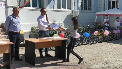VIDEO. Dragodana. Performanța elevilor, răsplătită cu burse și biciclete pentru școlarii de la clasele pregătitoare
