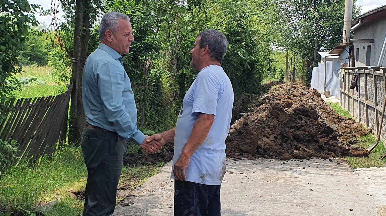 Adminsitraţia locală de la Dragomirești a înțeles că trebuie să ofere locuitorilor confort. Străzi asfaltate, școli și grădinițe moderne, căi de acces moderne -podul ce leagă satele Ungureni-Râncacov-Mogoșești-Geangoești, punte pietonală nouă peste râul Dâmbovița, sat Râncaciov-punct școală, amenajare de trotuare, parc comunal, iluminat stradal modern, servicii comunitare, locuri de joacă și multe alte investiții care au schimbat și vor schimba radical comuna Dragomirești.
