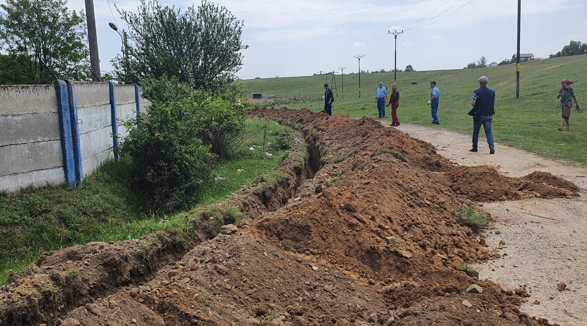 Adminsitraţia locală de la Dragomirești a înțeles că trebuie să ofere locuitorilor confort. Străzi asfaltate, școli și grădinițe moderne, căi de acces moderne -podul ce leagă satele Ungureni-Râncacov-Mogoșești-Geangoești, punte pietonală nouă peste râul Dâmbovița, sat Râncaciov-punct școală, amenajare de trotuare, parc comunal, iluminat stradal modern, servicii comunitare, locuri de joacă și multe alte investiții care au schimbat și vor schimba radical comuna Dragomirești.