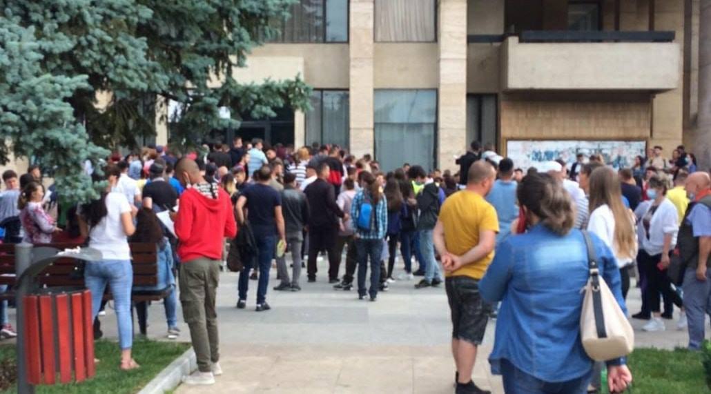 După o perioadă de aprox. 3 luni în care a fost suspendată această activitate, a fost reluată astăzi proba teoretică a examenului pentru obținerea permisului de conducere la nivelul SPRPCIV Dâmbovița.