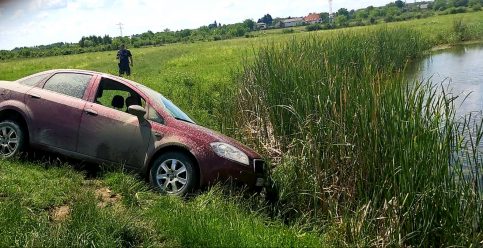 A fost la un pas să ajungă cu mașina în heleșteu