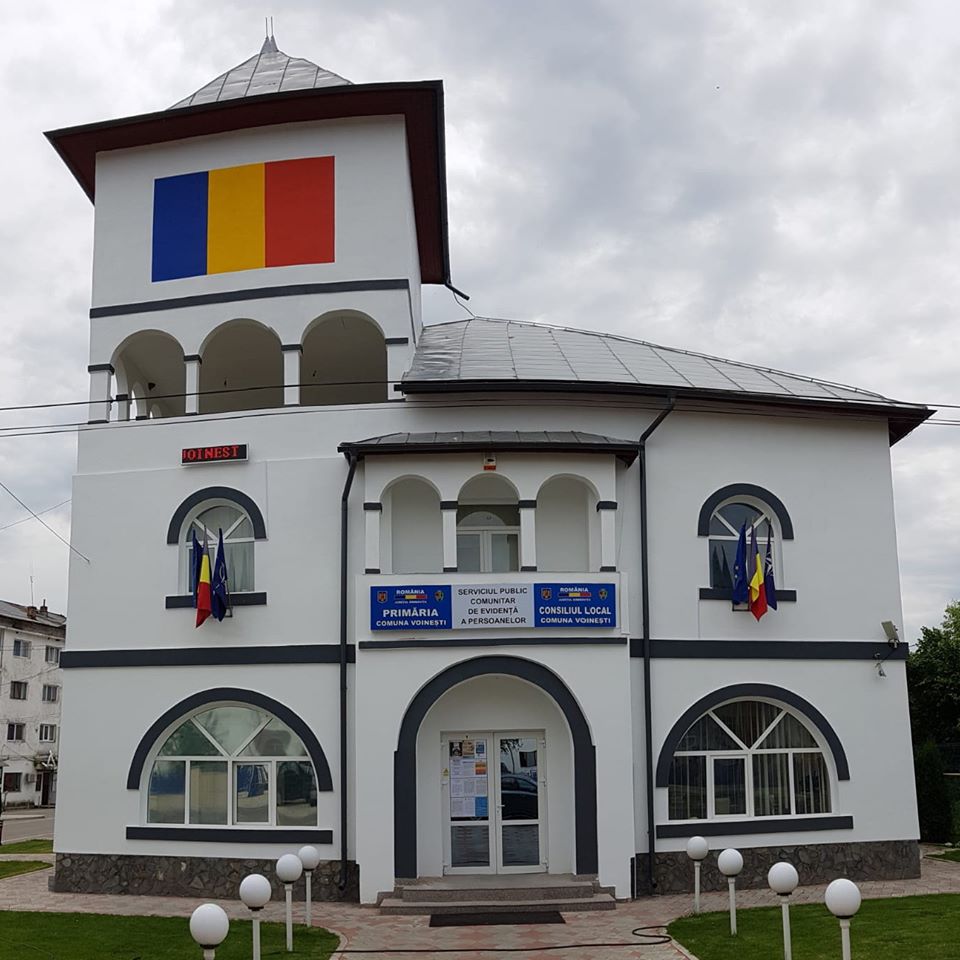 Când rostim proverbul „Omul sfințește locul" ne referim la acei oameni în urma cărora se vede ceva. De multe ori acestora li se mai și neagă valoarea tocmai pentru că insistența cu care aceştia se remarcă doar făcând fapte și lucruri pe placul societății, fără să dorească să fie priviți ca excepții și recompensați pentru asta, stârnește și invidia și, poate, ura celor care privesc societatea un mijloc de-aș atinge interesele personale sau jocurile politice.
