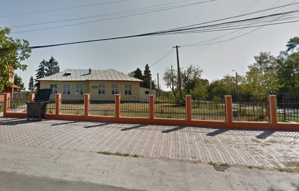 Educația școlară la standarde cât mai înalte reprezintă o preocupare centrală a administrației comunei dâmbovițene Niculești. Infrastructura școlară la nivelul comunei este parțial adaptată la normele europene de calitate, însă primarul Dorinel Soare dorește să ridice considerabil nivelul unităților de învatamânt, pentru a asigura elevilor și cadrelor didactice un mediu cât mai bun pentru desfășurarea activității.