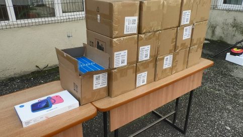 VIDEO. 316 tablete au fost oferite gratuit elevilor din Răzvad