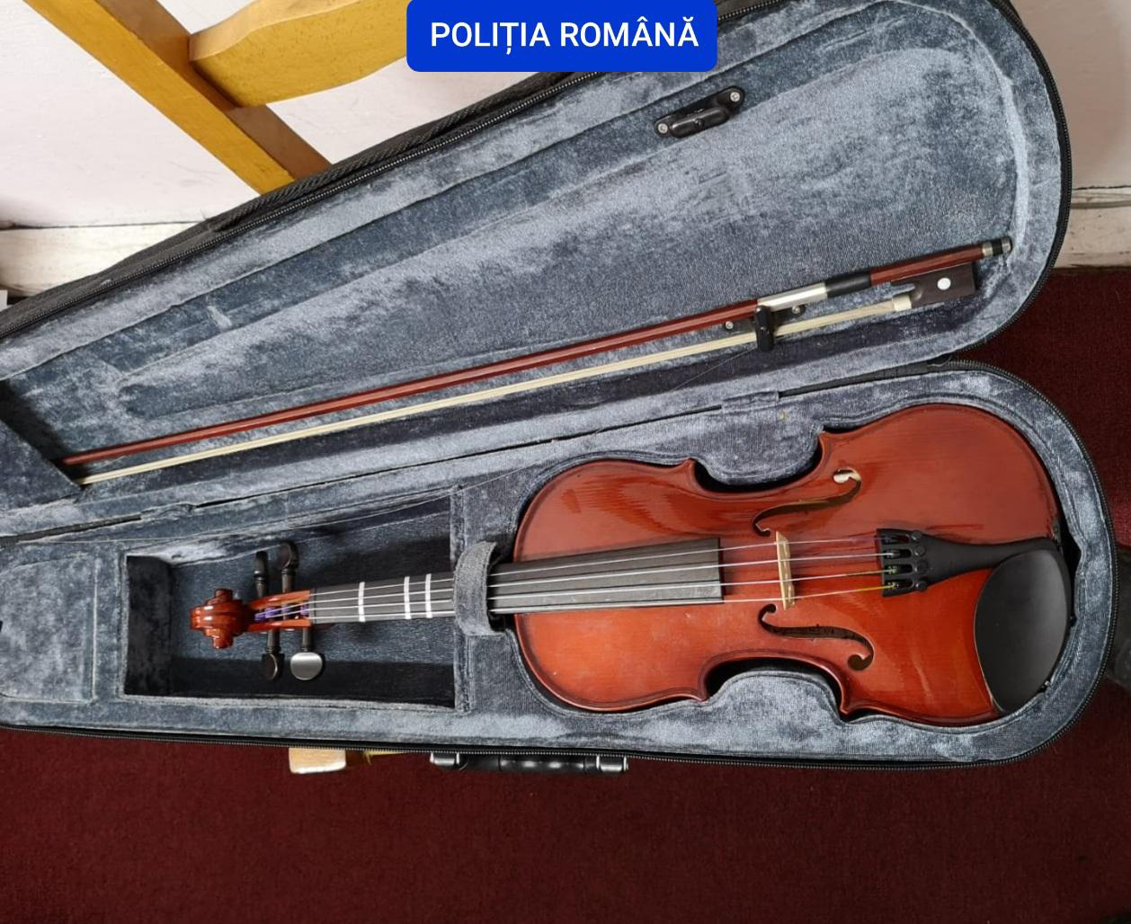 În urma activităților desfășurate, polițiștii au descoperit și indisponibilizat tablouri de colecție, bijuterii, băuturi alcoolice, un aparat de fotografiat cu o vechime de peste 80 de ani, un generator, veselă, scule electrice, o minge de crichet de colecție, 8 detectoare de metal, 10 binocluri de colecție, 10 laptopuri, un aparat de sudură, o vioară și patru arme de vânătoare.