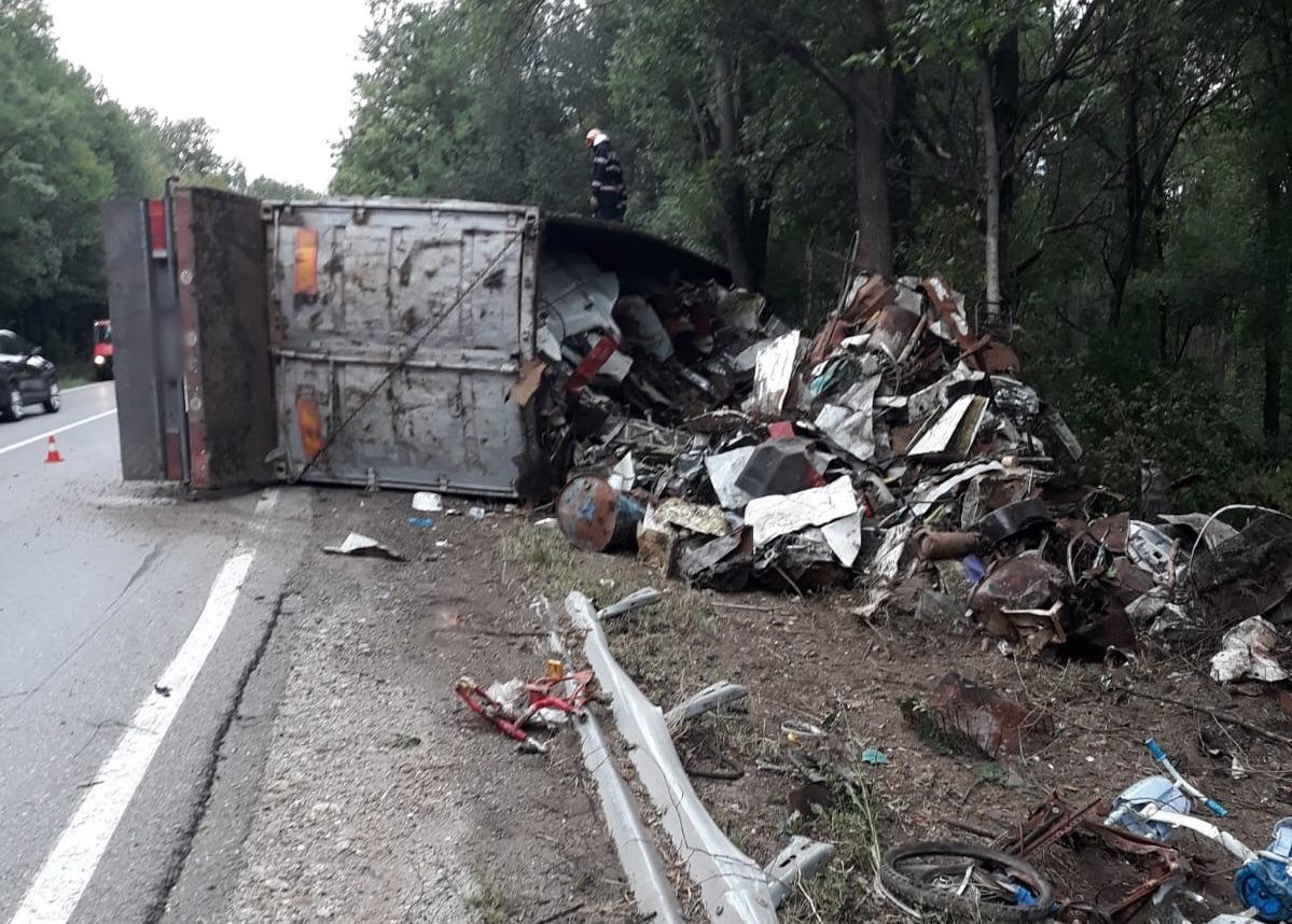 În această seară, în jurul orei 20:00, pompierii de la Detașamentul Găești au fost solicitați și au intervenit pe DN-72, în localitatea Dragodana, pentru asigurarea zonei în urma producerii unui accident rutier (un autocamion încărcat cu fier vechi răsturnat pe partea dreaptă a drumului).