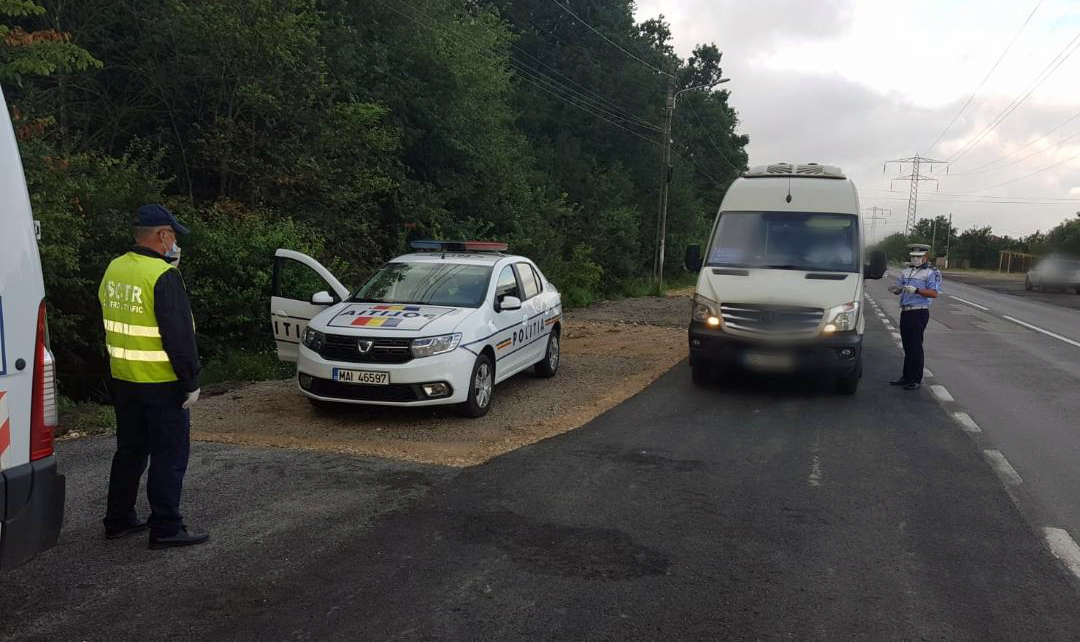 În ultimele 24 de ore, sub autoritatea Instituției Prefectului, polițiștii din cadrul Inspectoratului de Poliție al Județului Dâmbovița,  jandarmi, polițiști locali, precum și reprezentanți ai Inspectoratului pentru Situații de Urgență, Inspectoratului Teritorial de Muncă, Inspectoratului de Stat pentru Controlul in Transportul Rutier, Direcției Sanitar Veterinare și Direcției de Sănătate Publică, au continuat să acționeze în sistem integrat, desfășurând activități de verificare cu privire la  respectarea normelor legale impuse în contextul situației actuale. 
