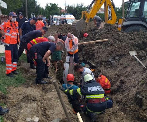 ALERTĂ! Trei persoane prinse sub un mal de pâmânt. Intervine și elicopterul SMURD
