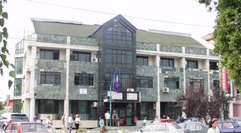 Astăzi, un angajat din cadrul Serviciului de Permise și Înmatriculări Dâmbovița, a fost confirmat cu COVID-19. Angajatul nu a mai fost la serviciu de joia trecută, când a prezentat primele simptome.