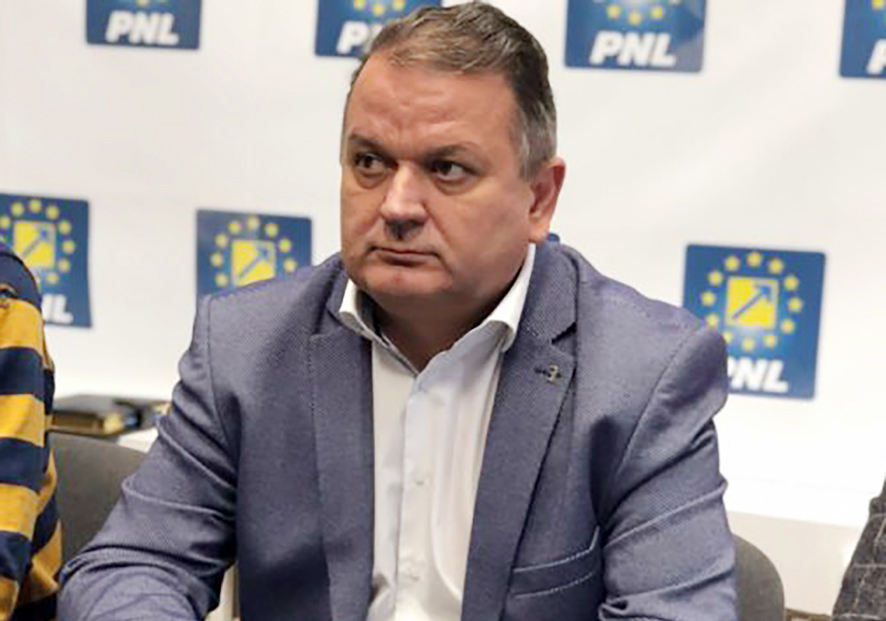 Una dintre cauzele răspândirii masive a infecției cu COVID-19 în județul Dâmbovița este și timpul mare ce trece între momentul recoltării probei și momentul aflării rezultatului testării. Scurtarea până la dispariție a acestor timpi morți este posibilă prin efectuarea acestor teste acolo unde se recoltează, adică la noi la Târgoviște și nu la București sau prin te miri ce alt oraș din țară.
