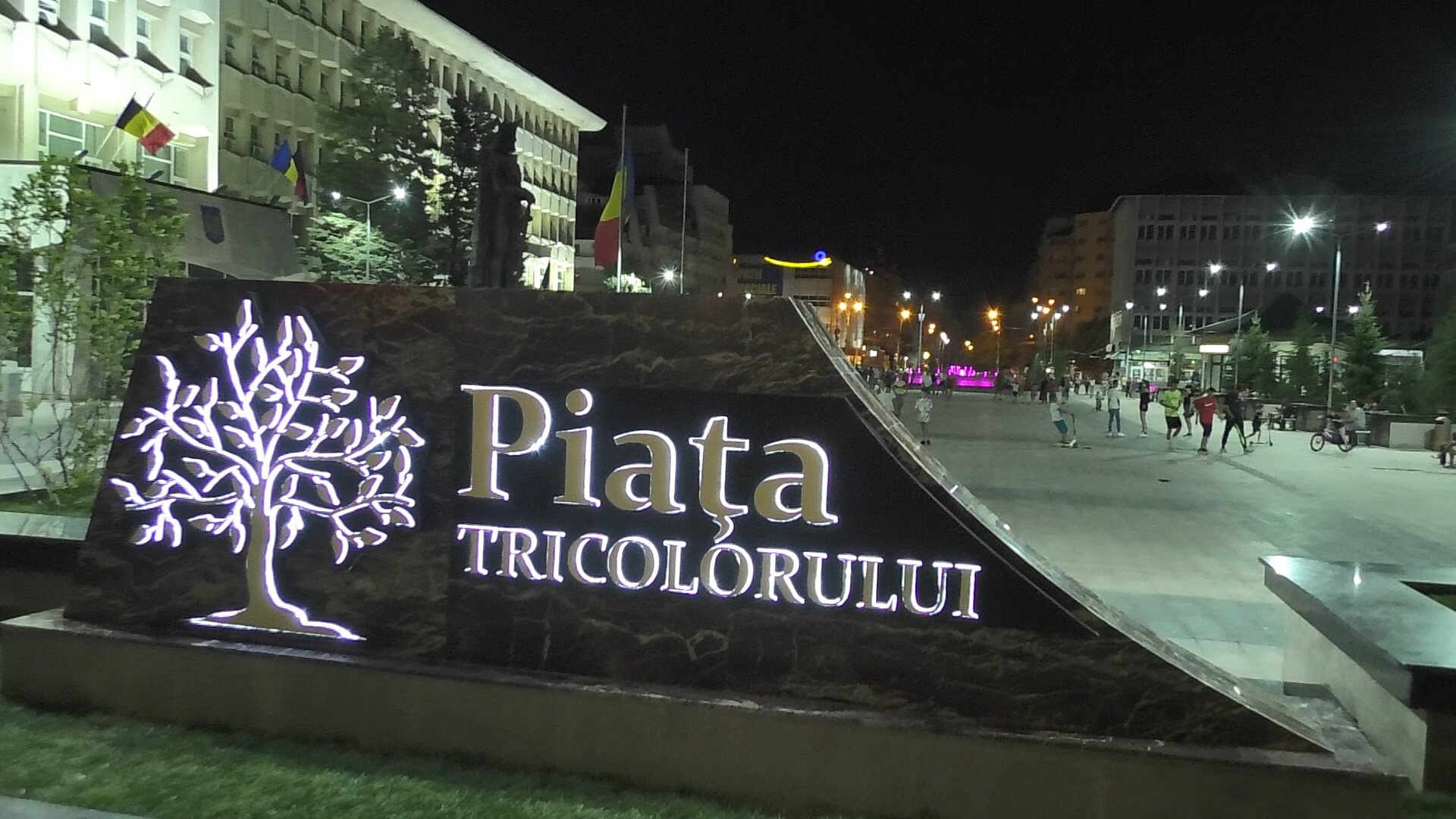 Piața Tricolorului din municipiul Târgoviște a fost sâmbătă seară, punctul maxim al atracției pentru târgoviștenii care se aflau în plimbarea de seară.