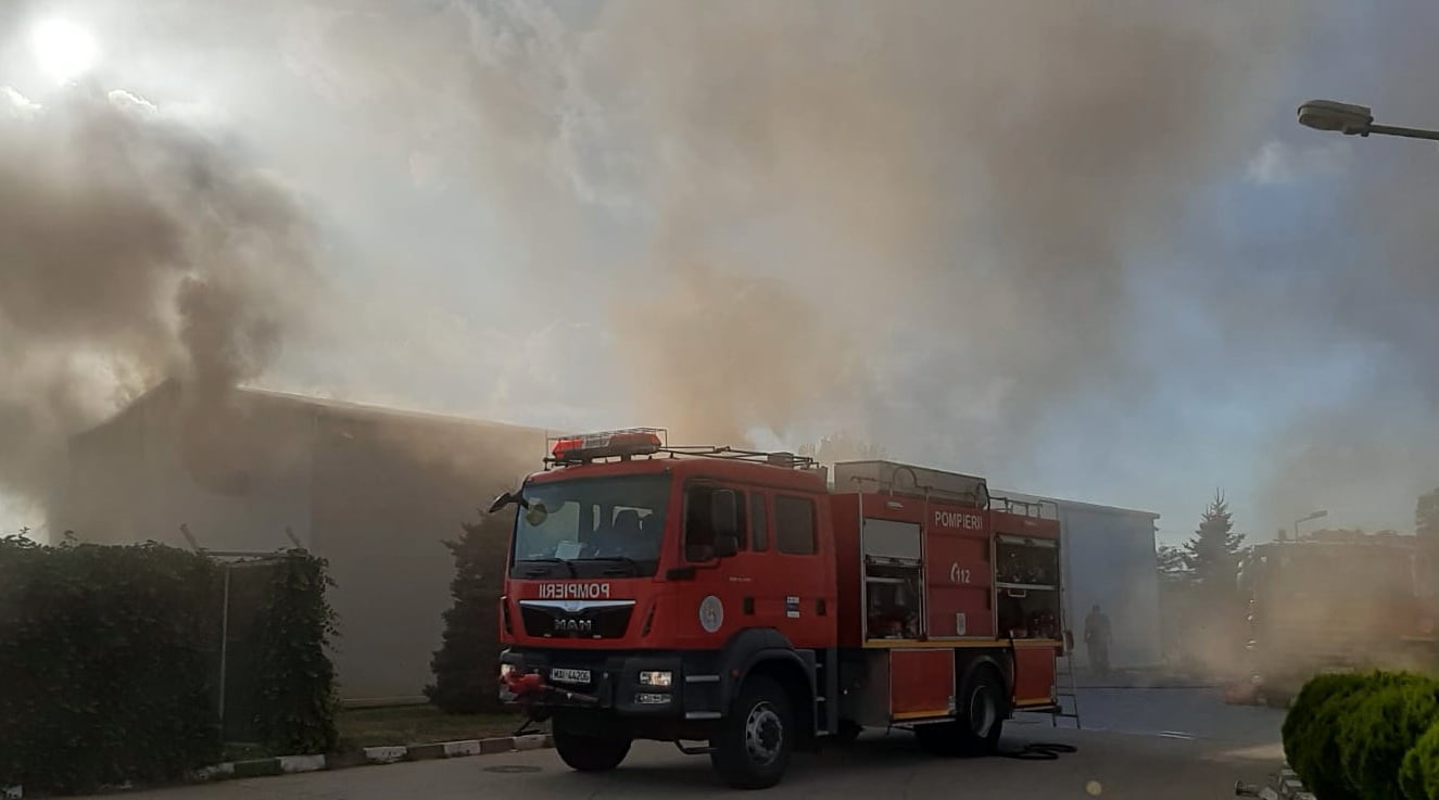În acest moment, pompierii de la Detașamentul Târgoviște intervin în localitatea Nucet pentru stingerea unui incendiu izbucnit la un depozit de mase plastice (pet-uri).