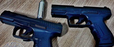 Jandarmii au prins în toiul nopții, doi tineri pe stradă care dețineau asupra lor două pistoale de tip airsoft