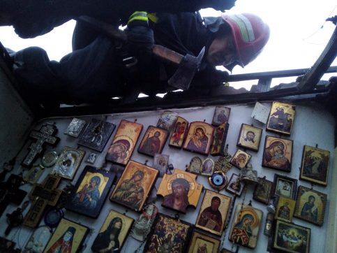În această după-amiază, pompierii dâmbovițeni au fost alertați, prin apel 112, despre producerea unui incendiu la o gospodărie din satul Mereni (comuna Conțești).Imediat, la locul evenimentului s-au deplasat 3 autospeciale de stingere cu apă și spumă, două de la Garda Răcari și una de la Detașamentul Titu.La sosirea forțelor de intervenție incendiul se manifesta la două anexe gospodărești (cameră centrală termică alimentată cu lemne și o bucătărie de vară), precum și la acoperișul și mansarda locuinței.