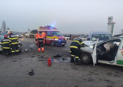 Asigurare de zonă la un accident rutier produs pe DN-72, în localitatea Lucieni. În această seară, pompierii târgovișteni au fost solicitați să intervină în urma producerii unui accident rutier soldat cu trei victime, ce a avut loc pe DN 72, pe raza comunei Lucieni, în care au fost implicate trei autoturisme.