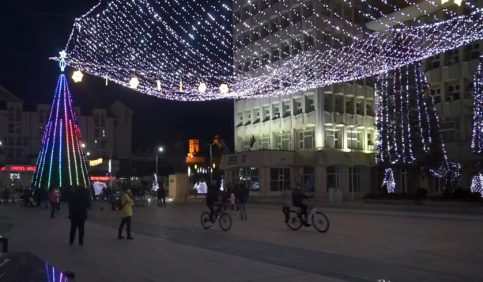 1 Decembrie la Târgoviște: S-au aprins luminițele de sărbători și bradul