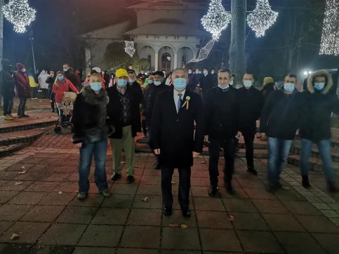 S-au aprins luminițele de Crăciun din orașul Găești