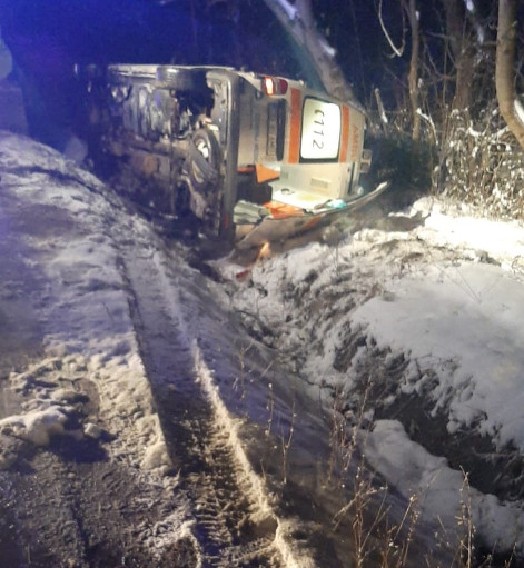 DN 71 s-a transformat în drumul accidentelor. In zona Bciumeni- Dealu Mare pe DN 71, un echipaj al ambulanței s-a răsturnat în afara părții carosabile﻿