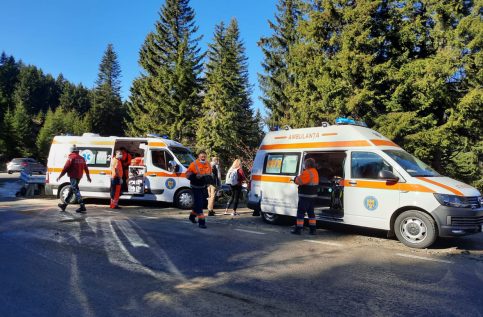 Clipe de groază, au ajuns cu mașina într-o prăpastie din zona Dichiu, din masivul dâmbovițean Bucegi. Imediat s-a dat alerta la 112.