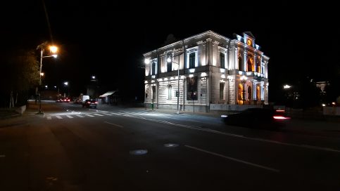 Modernizarea iluminatului . Modernizarea iluminatului public din Târgoviște, pe ultima sută de metri, 3000 de lampi montate din totalul de 3800 de lampi de ultimă generație, un proiect