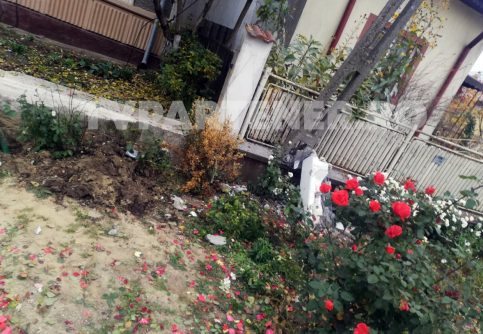 PERICOL PUBLIC, NU a oprit la CONTROLUL POLIȚIEI, a rupt un gard și un stâlp de electricitate