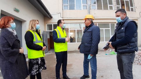 Au început lucrările de reabilitare și modernizare la Școala Răzvad, un adevărat șantier unde se lucrează de dimineață până seara.