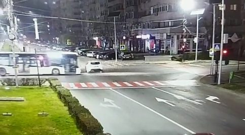 Inconștiența unui șofer a fost la un pas să se transforme într-o tragedie, aflat la volanul unei mașini, la lăsarea întunericului, la intersecția Calea