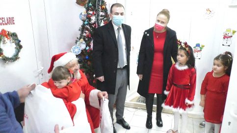 La Răzvad, Moș Crăciun a împărțit daruri și zâmbete, a fost o zi magică, mult așteptată un an întreg,astfel toți copiii răzvădeni, de la grădiniță