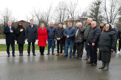 Monument ridicat în memoria celor șapte persoane