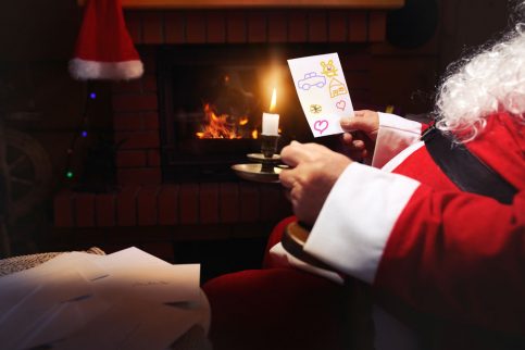 Moş Crăciun a coborât din pagini de poveste și ajunge la Șotânga , joi, 16 decembrie, unde peste 500 de copii se vor bucura de cadouri. 