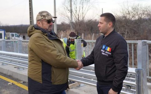 Sfârșitul anului 2021 are vești bune pentru participanții la traficul rutier din comuna Gura Ocniței, în zona podului pe DJ 720, peste pârâul Slănic, la km 3+350: de astăzi, acest element de infrastructură este funcțional, el fiind redat circulației publice.