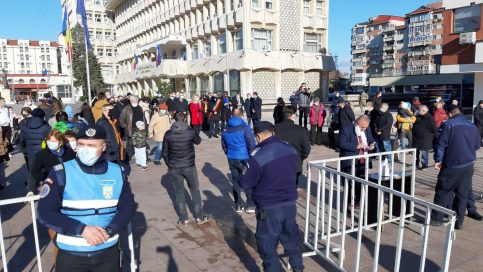 GEST DE SOLIDARITATE CU CETĂȚENII, Conducerea Primăriei Târgoviște și consilierii locali ai PSD, nu au stat în zona oficială, la manifestările de 1 Decembrie, în SEMN DE PROTEST față de gardurile pentru delimitare