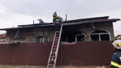 O MINUNE DE CRĂCIUN! Este nevoie de ajutor să-și reclădească casa mistuită de flăcări