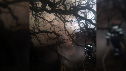 Incendiu la o casă din Malu cu Flori, o femeie a suferit arsuri la nivelul feţei şi mâinilor, pompierii intervin pentru stingerea incendiului, sat Micloșanii Mici.