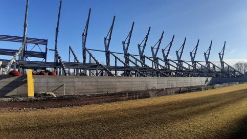 Lucrările de modernizare a arenei „Eugen Popescu” din Târgoviște continuă în ritm susținut, tribuna nouă construită de la zero ca și stadiul de execuție, în perioada imediat se finalizează privind întreaga structură metalică.
