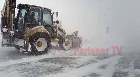 ATENȚIE, Troiene de zăpadă  de peste 1-1,5 metri în  zona înaltă a masivului dâmbovițean Bucegi  care este sub COD PORTOCALIU în ntervalul

