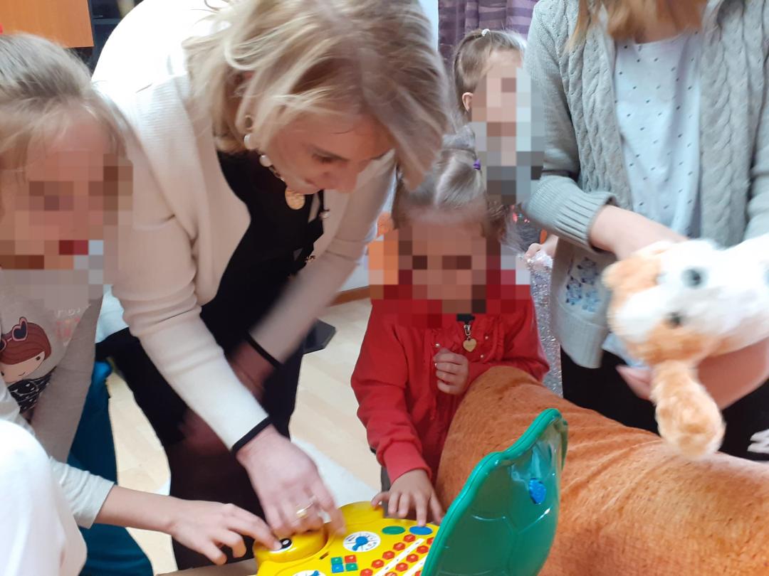 ODOBEȘTI, Imaginile inocenței,copiii fugiți din calea războiului, și-au găsit liniștea și în județul Dâmbovița, prefectul județului, Claudia Gilia și directorul Crucii Roșii Dâmbovița, Raul Pavelescu continuă acțiunile pentru gestionarea crizei umanitare a persoanelor provenind din zona conflictului armat cu Ucraina.