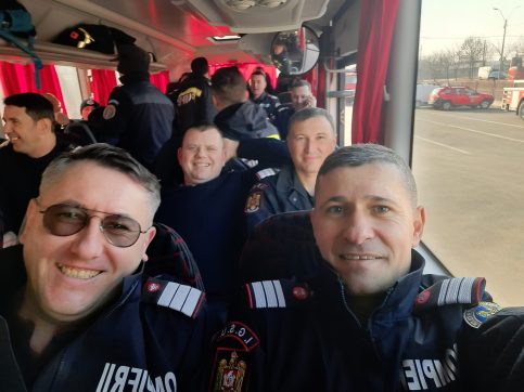 Pompierii județului Dâmbovița , continuă cu forțe proaspete, misiunea la Rădăuți, de ajutorare a cetățenilor ucraineni, astăzi, au plecat spre Rădăuți, alți 28 de pompieri din cadrul ISU Dâmbovița pentru a face schimbul cu colegii lor- 28 de pompieri dâmbovițeni care au fost detașați în județul Suceava, la granița României cu Ucraina, încă de duminica trecută .