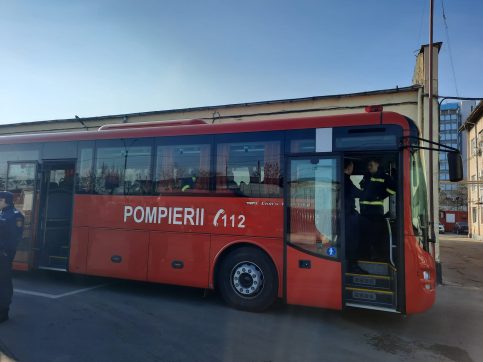 Pompierii județului Dâmbovița , continuă cu forțe proaspete, misiunea la Rădăuți, de ajutorare a cetățenilor ucraineni, astăzi, au plecat spre Rădăuți, alți 28 de pompieri din cadrul ISU Dâmbovița pentru a face schimbul cu colegii lor- 28 de pompieri dâmbovițeni care au fost detașați în județul Suceava, la granița României cu Ucraina, încă de duminica trecută .