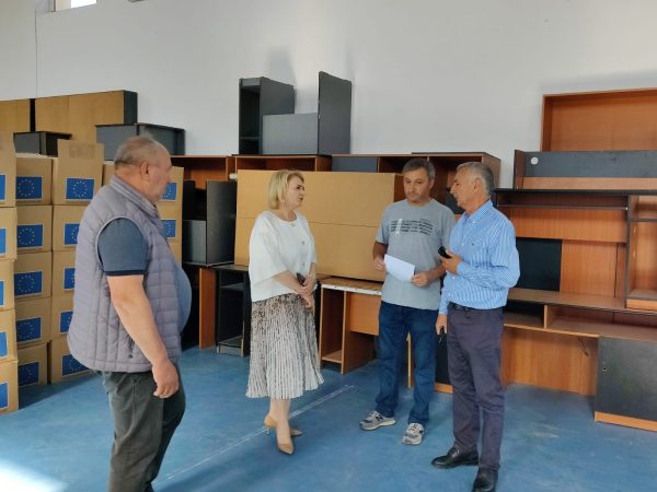 32.237 de dâmbovițeni au primit pachete cu produse alimentare, furnizate gratuit prin Programul Operațional Ajutorarea Persoanelor Defavorizate (POAD)