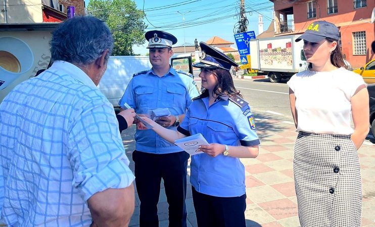 Jandarmii, polițiștii și reprezentanți ai Serviciului Județean Anticorupție Dâmbovița în mijlocul comunității din Potlogi