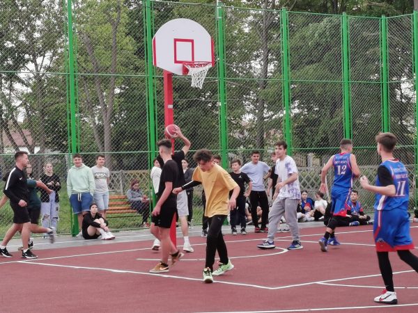 Primăria Găești a finalizat un nou terenul de sport cu nocturnă.VIDEO