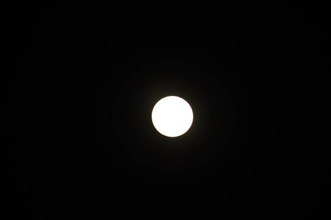 SE ÎNTÂMPLĂ ÎN ACEASTĂ NOAPTE, ECLIPSĂ totală de lună