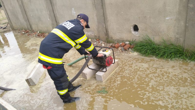 15 curți au fost inundate în comuna Potlogi