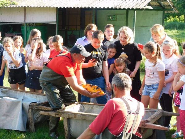 Momente unice pentru 50 de copii din grupul de dansatori ”Cununa Nucetului”, oferite de OFSD Dâmbovița
