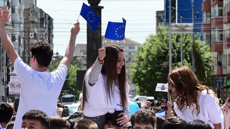 Ziua Europei: Flash mob în Piața Tricolorului din Târgoviște. VIDEO